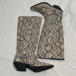 🐎 NWOT JF Goldie Embossed Snakeskin Boots